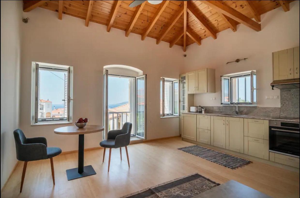 Oasis -- Upper House Neapoli Voion