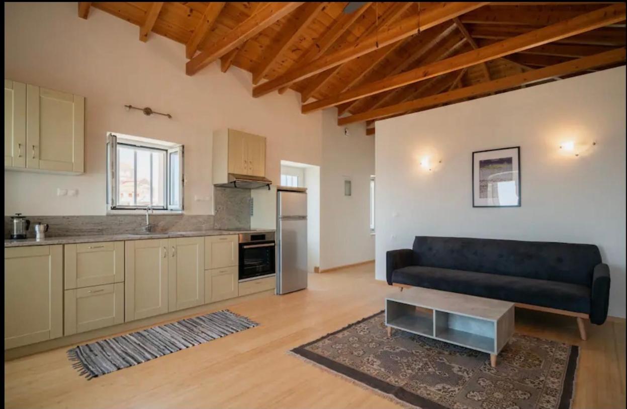 Oasis -- Upper House Neapoli Voion